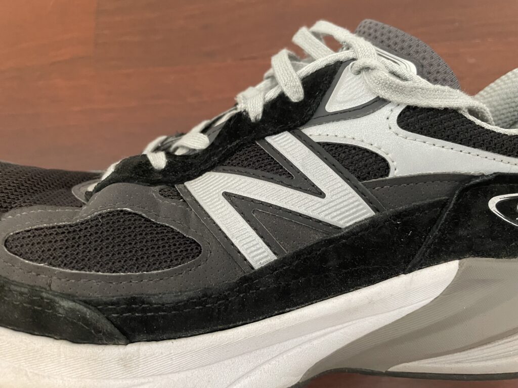 New Balance 990V6 does not have saddle