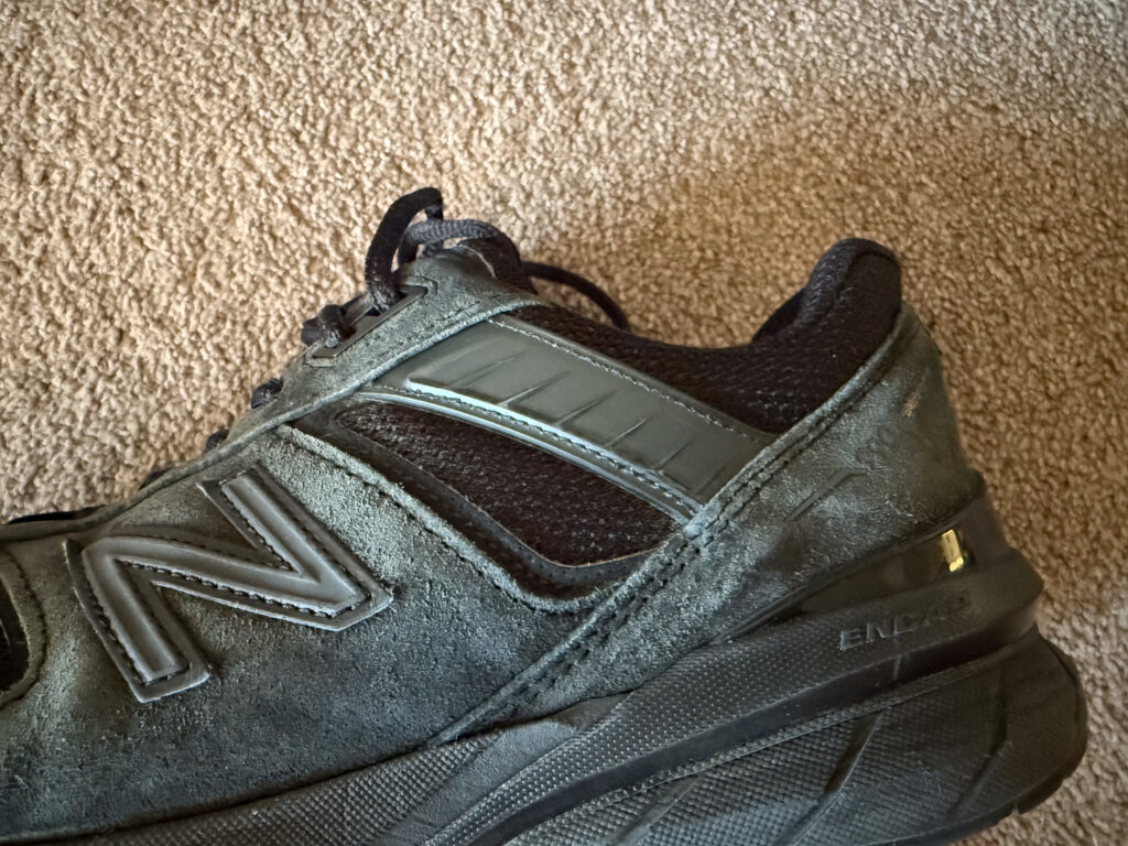 The 990v5 improves fit by adding a support piece around the ankle.
