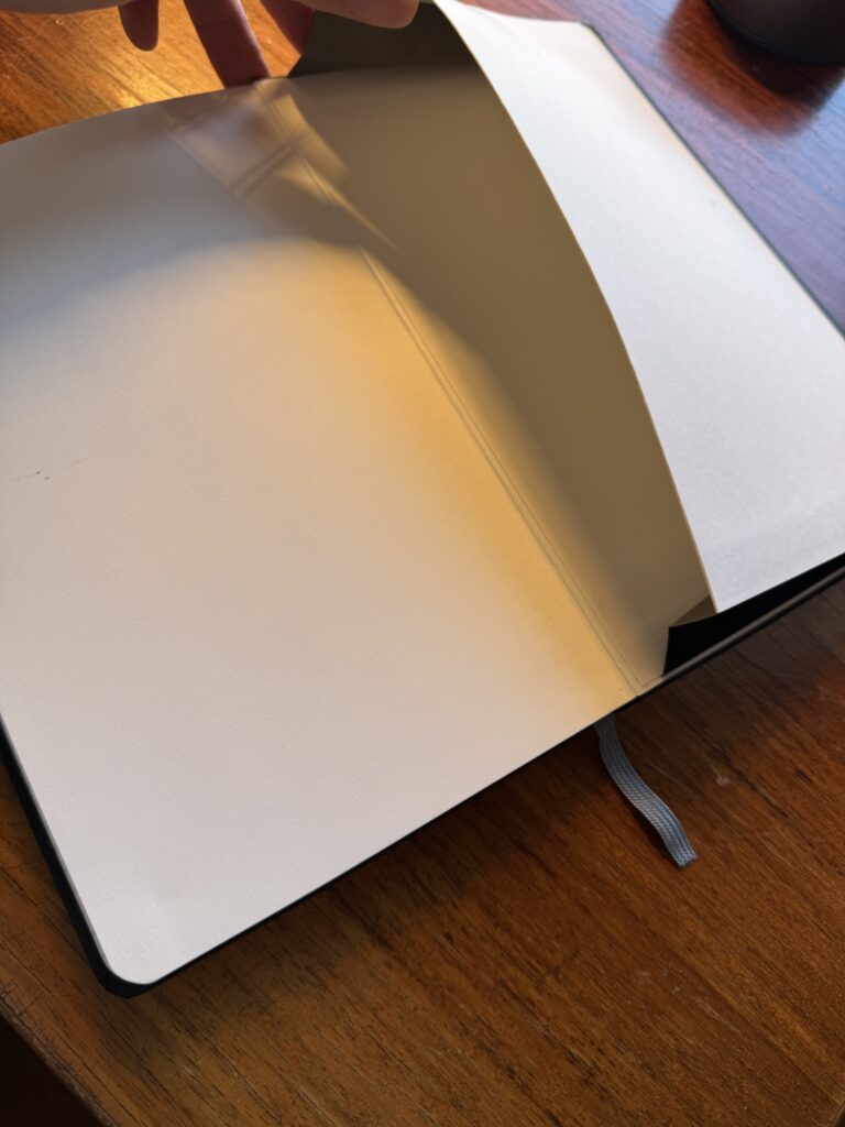 Amazon Basics Classic Notebook　also comes with a bookmark ribbon, an elastic closure band, and an expandable pocket, making it feel like a very “proper” notebook.