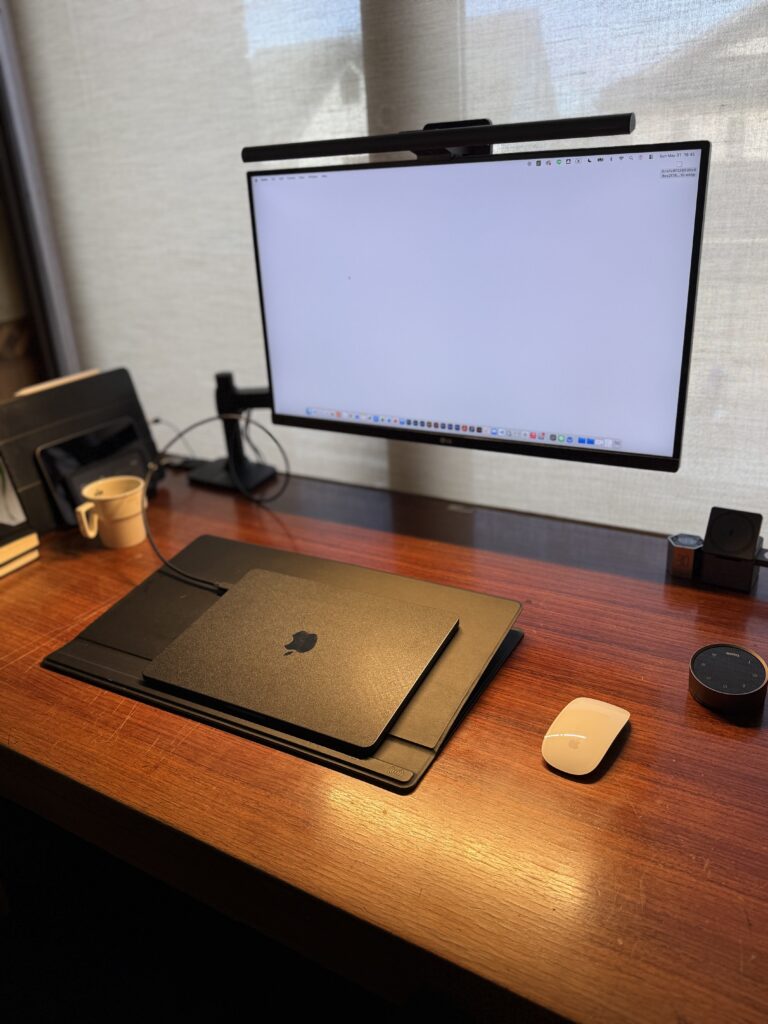 BenQ ScreenBar Halo 2 makes more open space desk