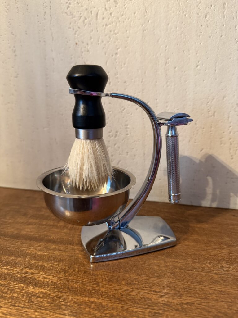 Linkidea Universal Safety Razor Brush Stand is designed to make efficient use of limited bathroom counter space.