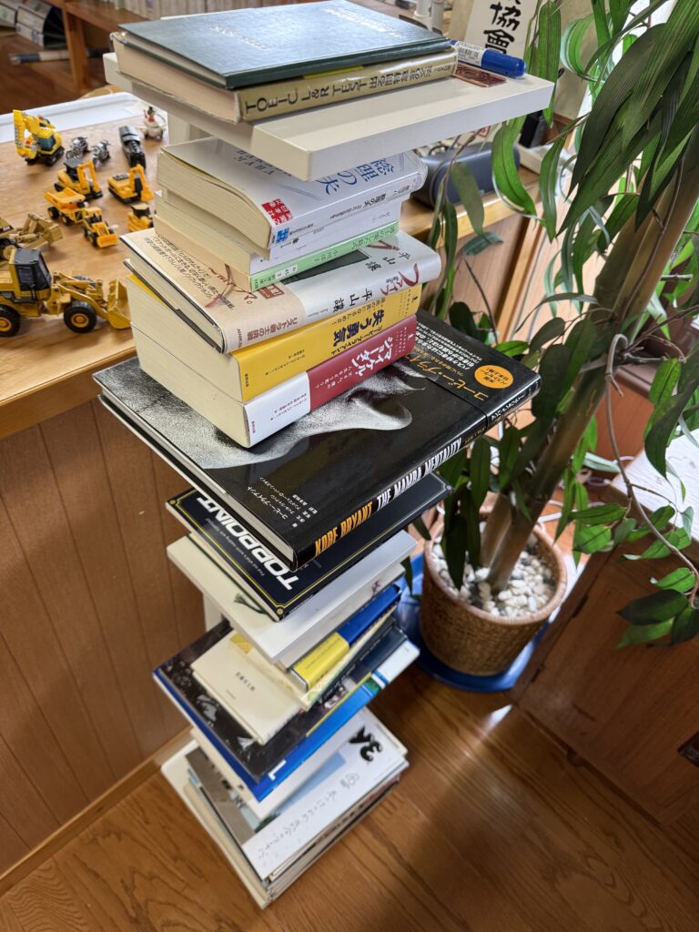 Yamazen Slim Book Tower is easy to see book spines and quickly find what I’m looking for.