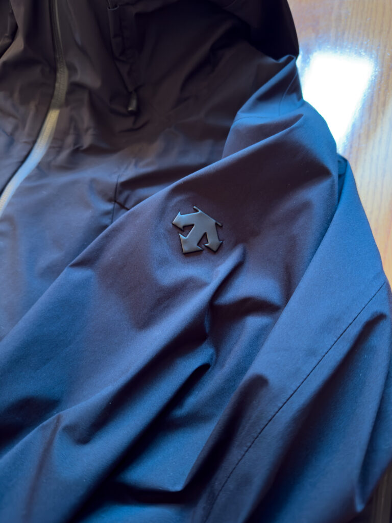 CREAS is one of DESCENTE ALLTERRAIN’s signature hard shell jackets.