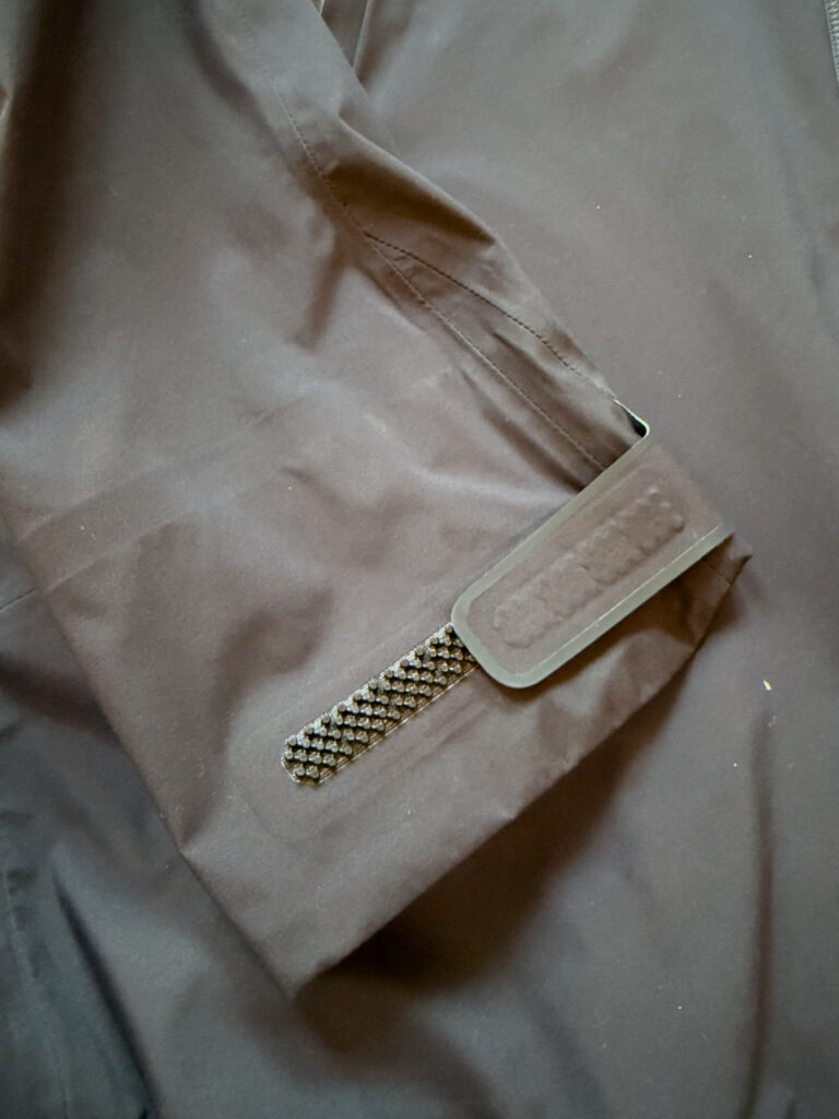 DESCENTE ALLTERRAIN Hard Shell Jacket “CREAS” Velcro cuff design.